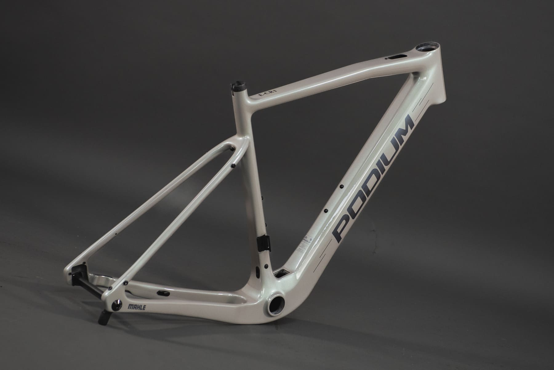 Tecnología de carbono, personalización total. Colores y acabados que elevan la experiencia ECR1 - image 4